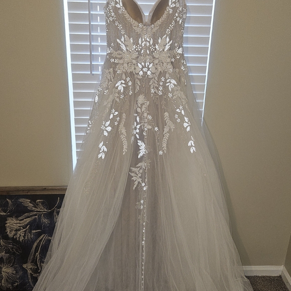 Elegant White Floral Lace Gown - Picture 10 of 12